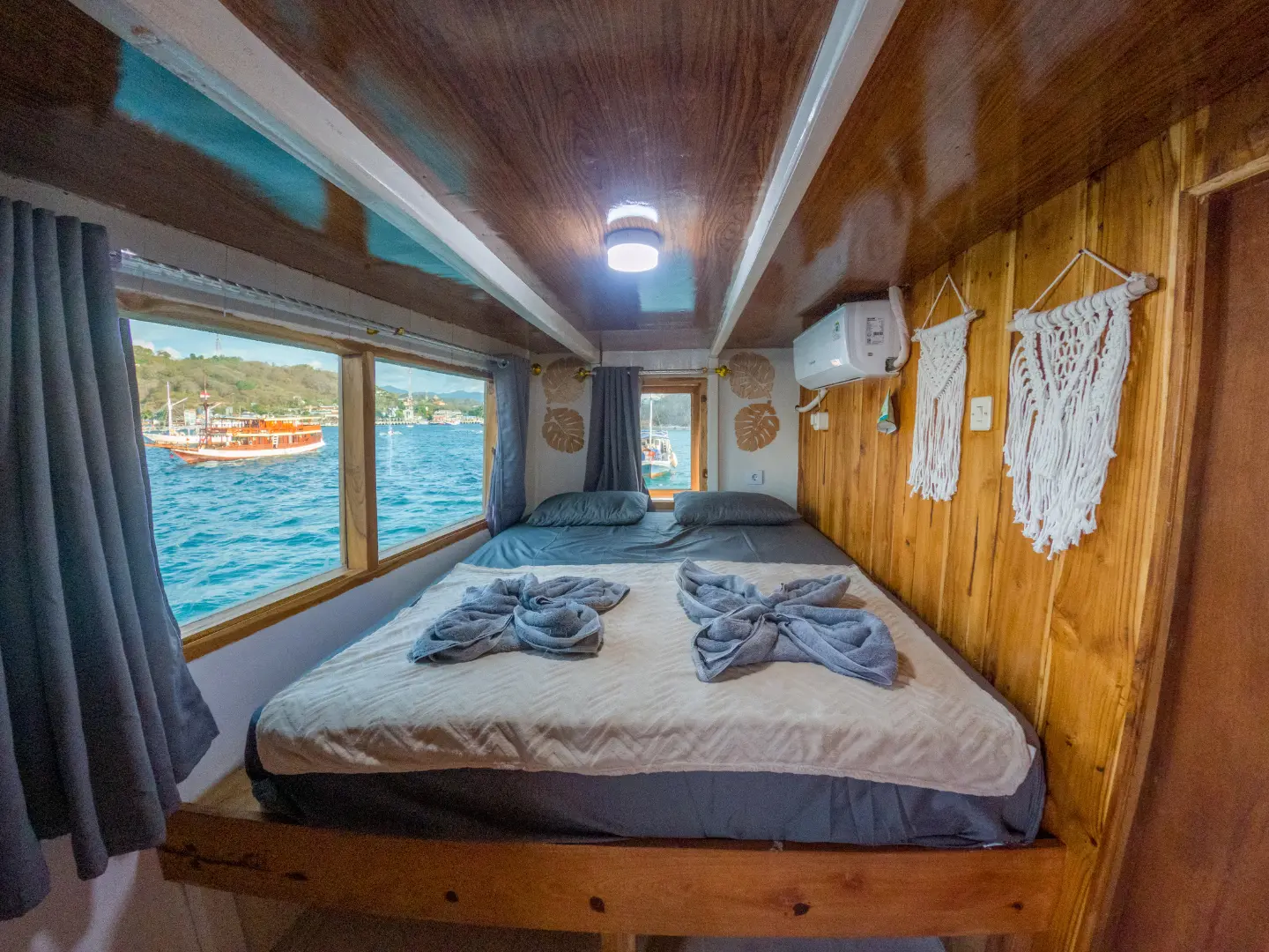 Deluxe Ocean Cabin a