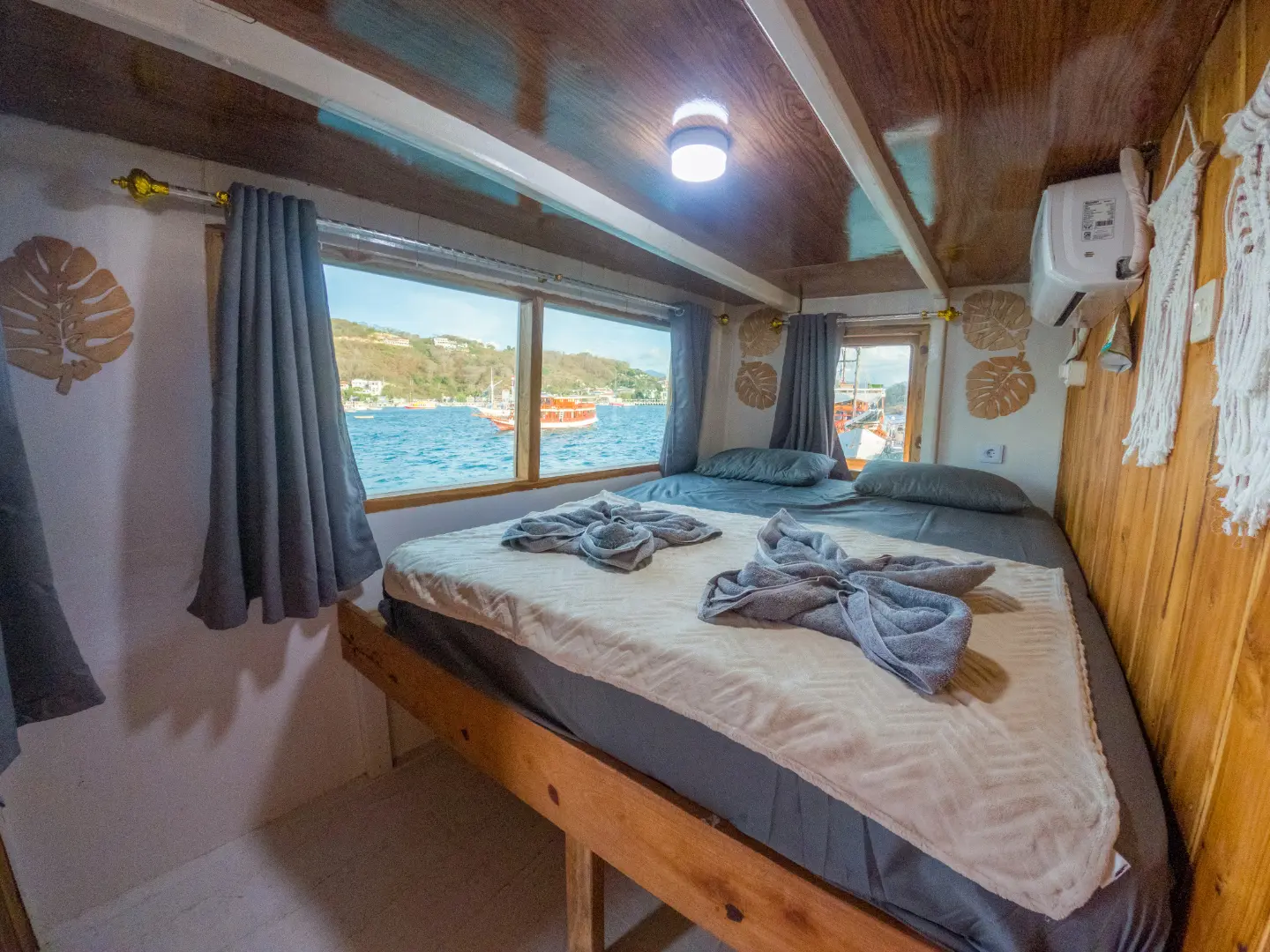 Deluxe Ocean Cabin b