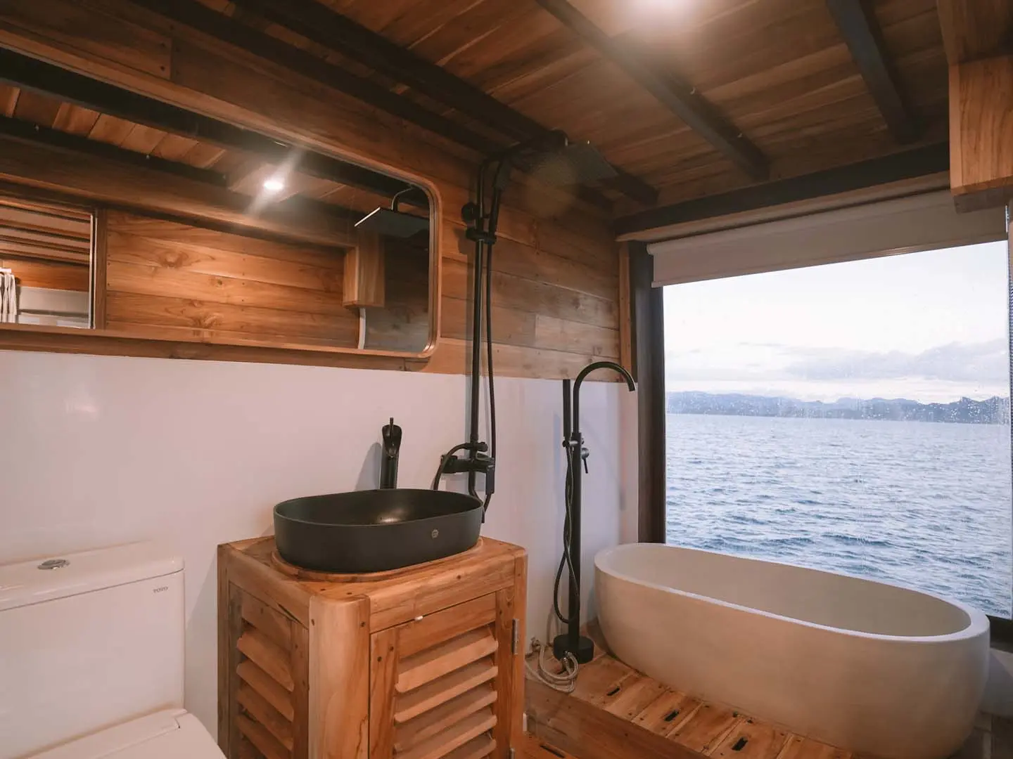 Misool cabin bathtub