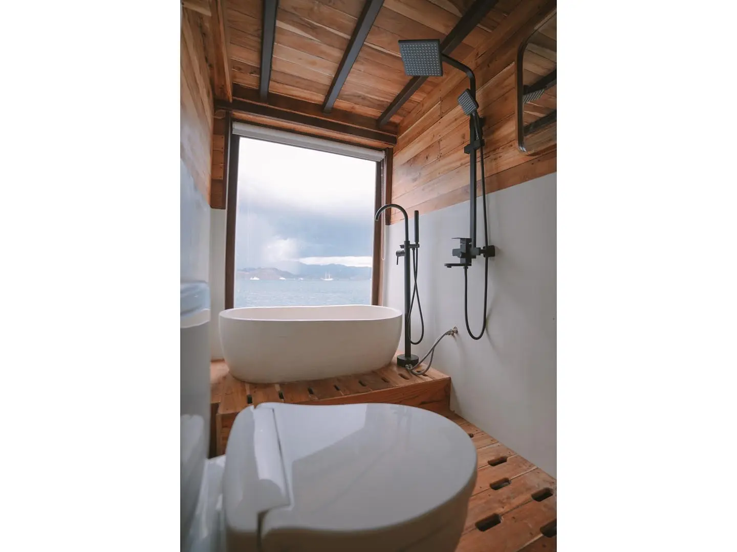 Weh & Mentawai Bathtub b