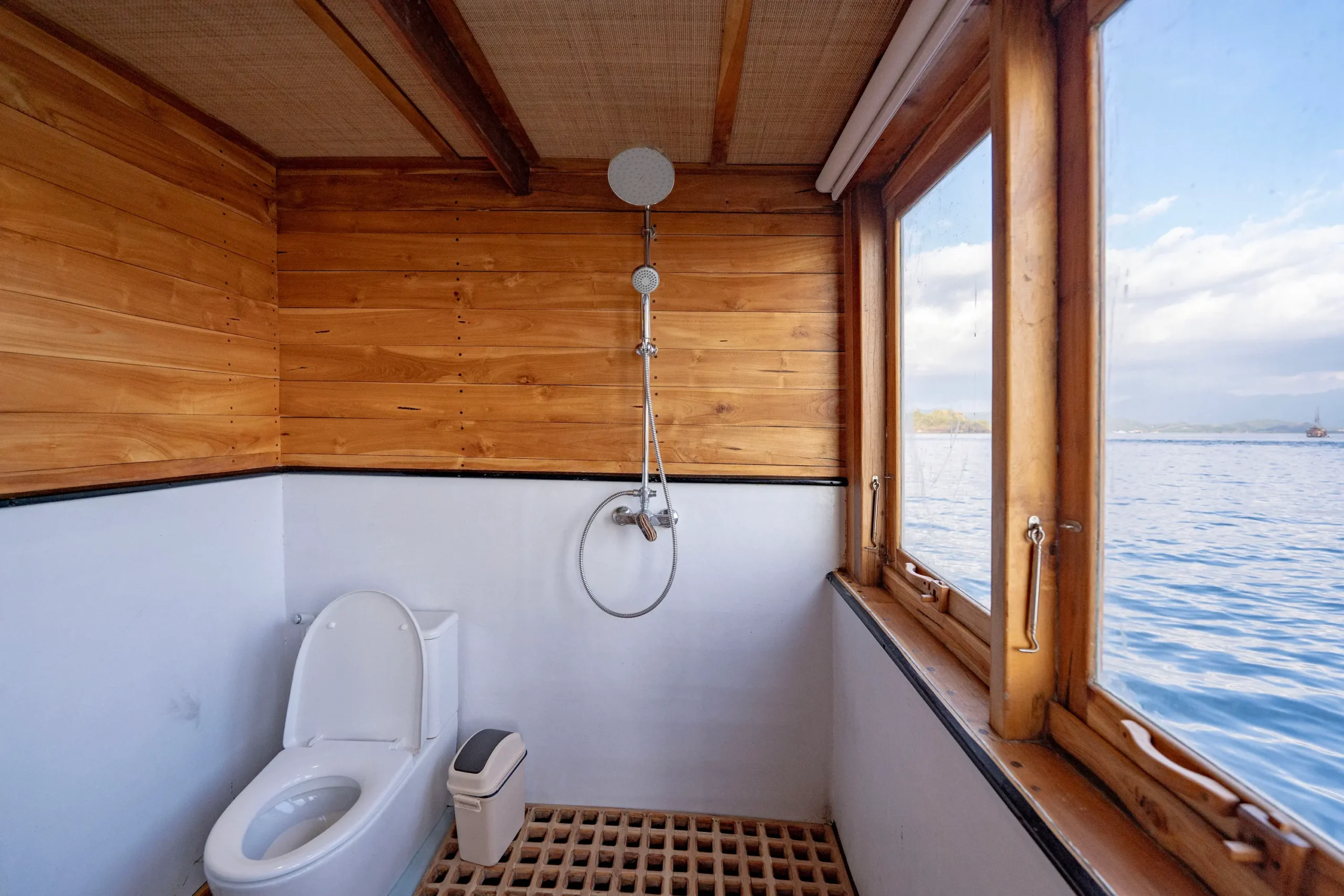 Maste Ocean Cabin Bathroom - Lamborajo III