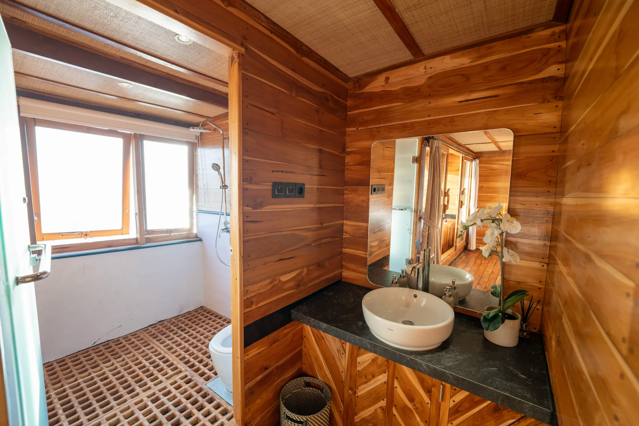 Maste Ocean Cabin Bathroom a - Lamborajo III