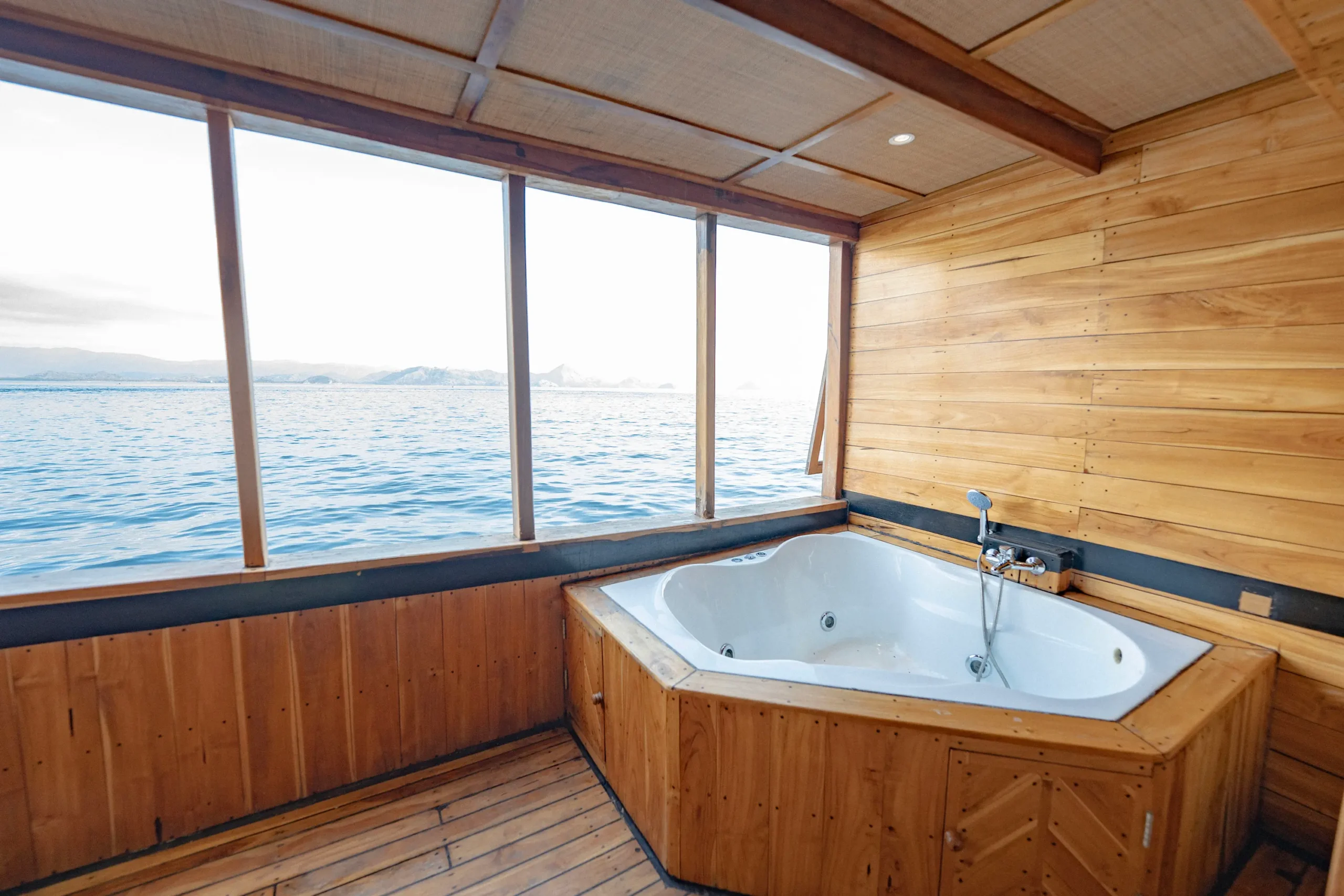 Maste Ocean Cabin Jacuzzi - Lamborajo III