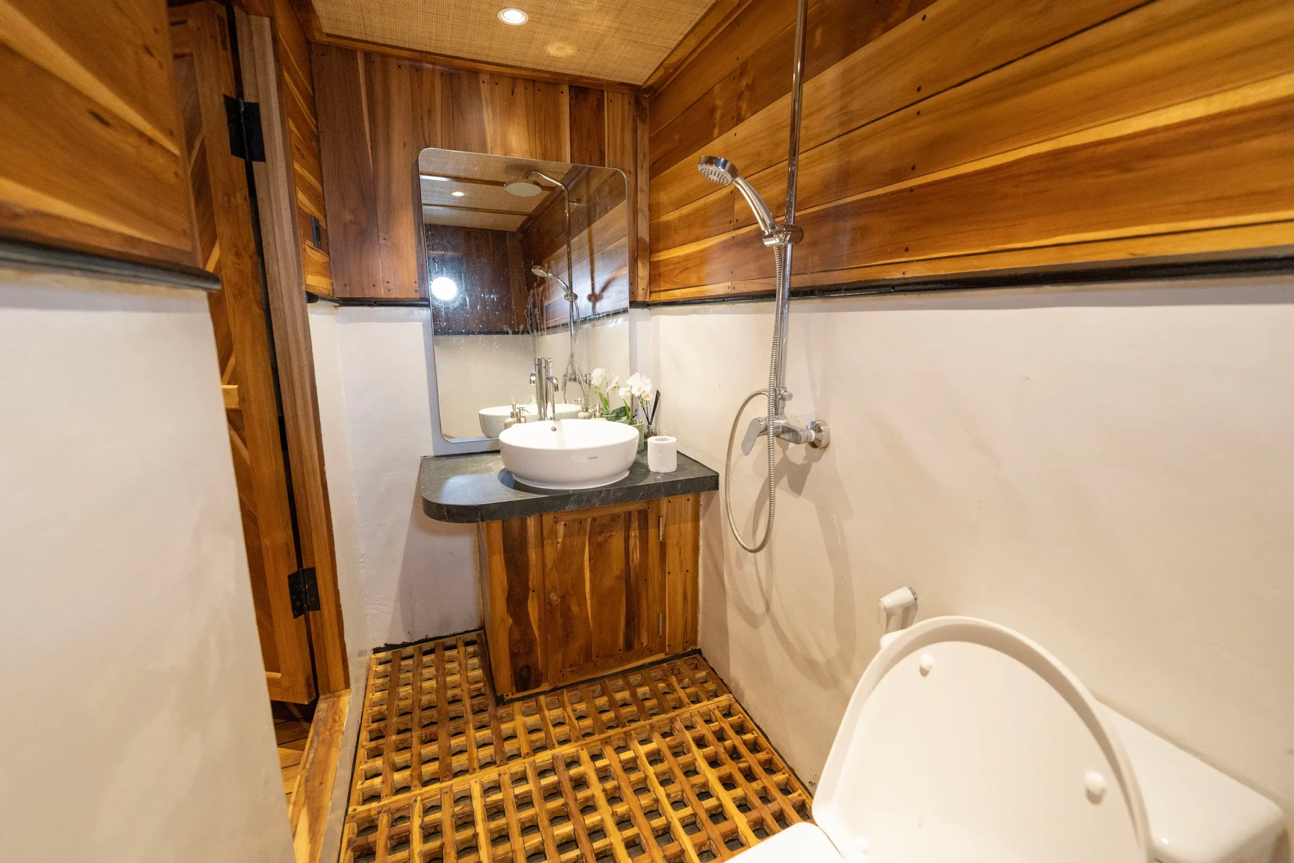 Superior Cabin Bathroom - Lamborajo III