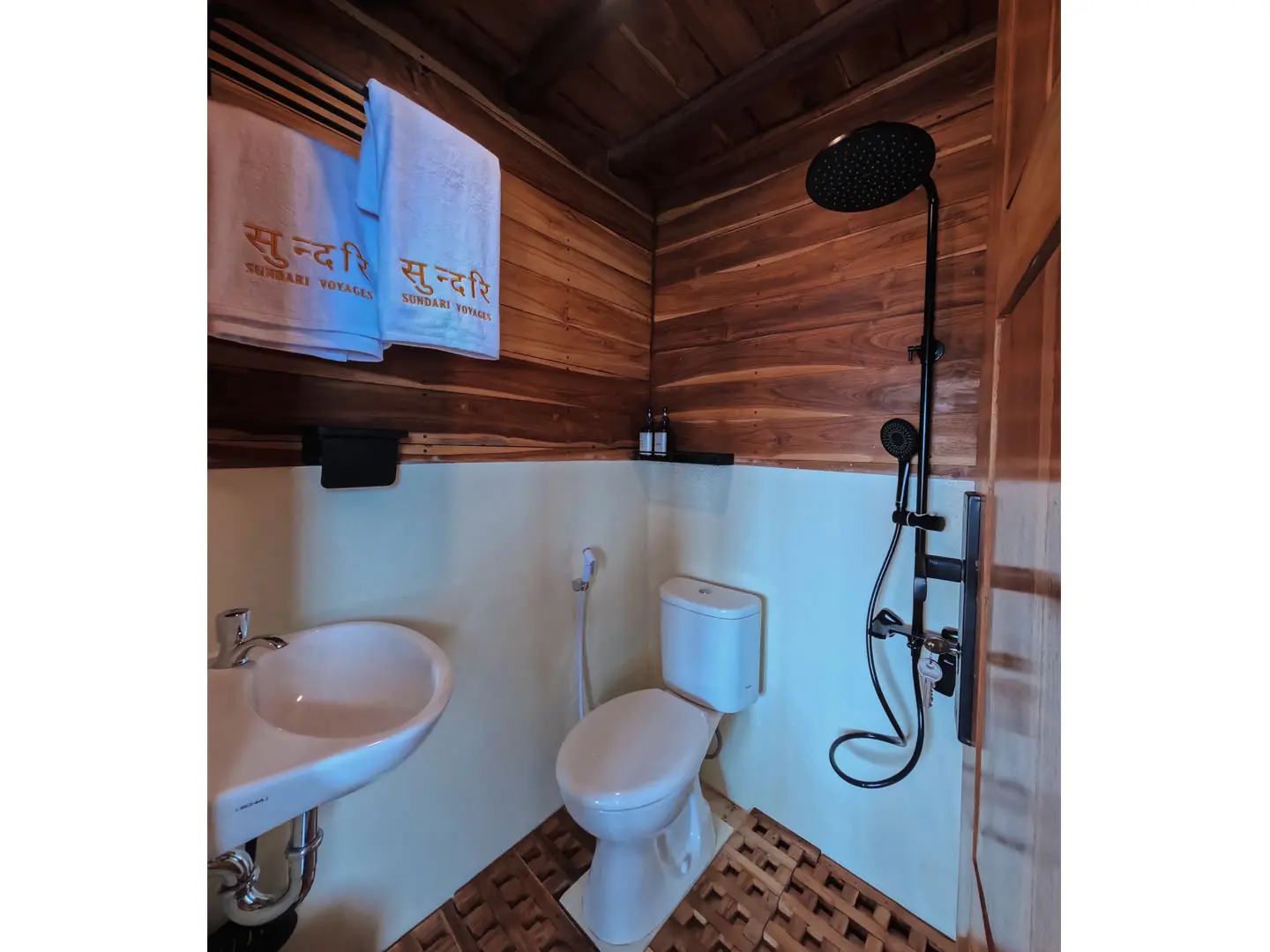 Bathroom Signature Ocean Room- Sundari Voyage