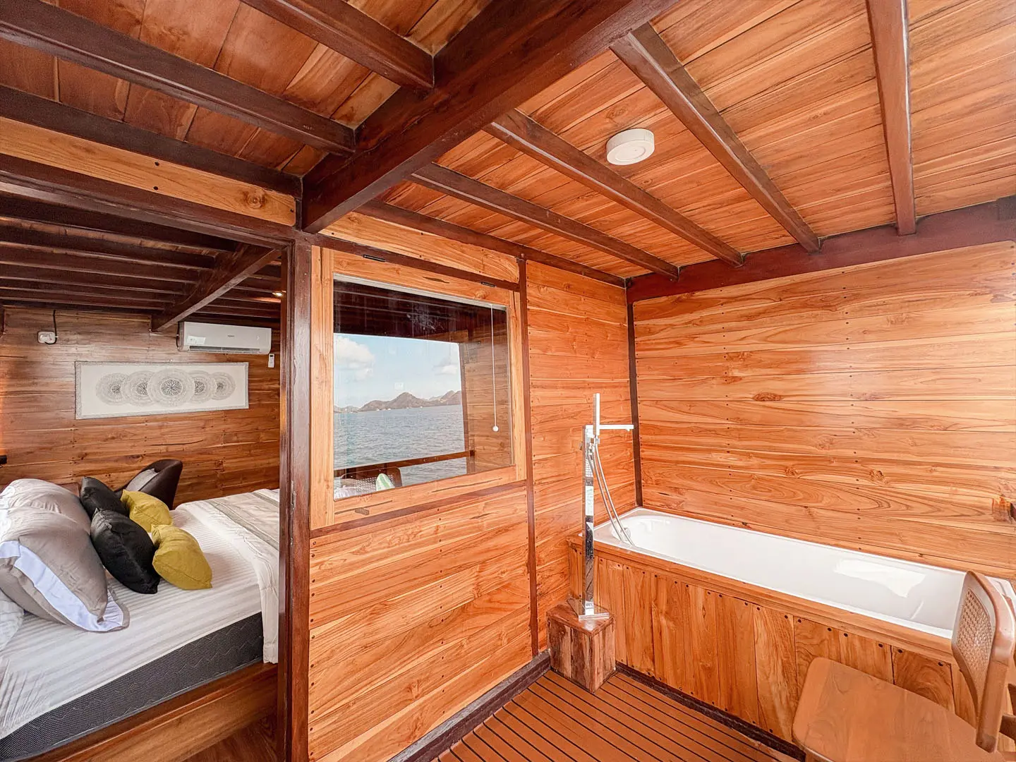 Bedroom Master Balcony 4-Sundari Voyage