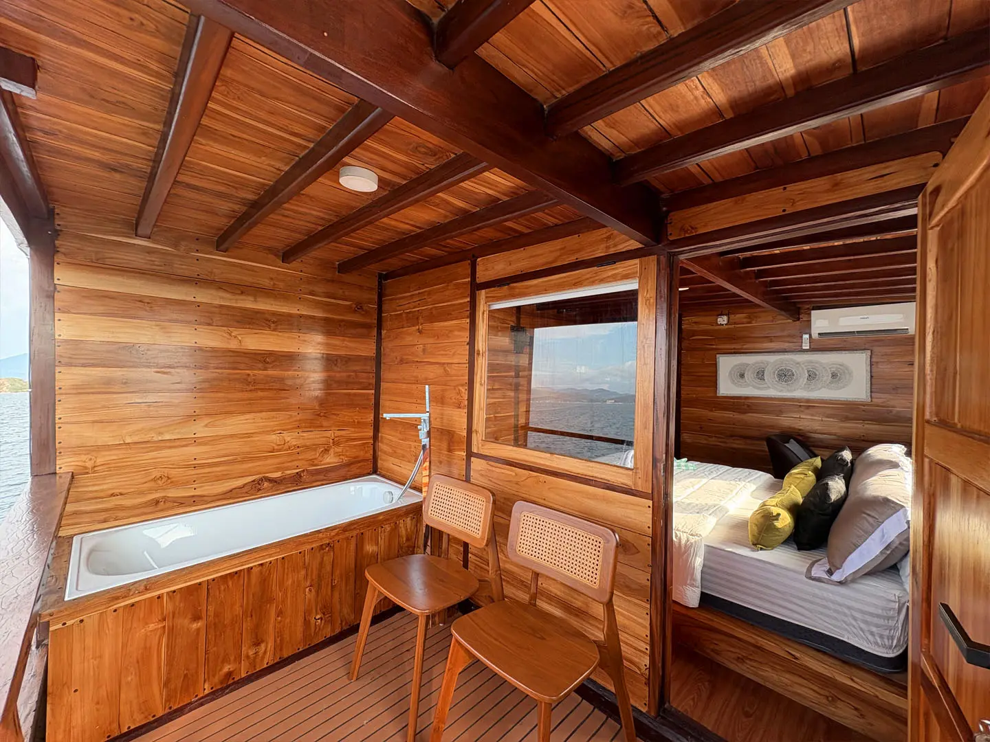 Bedroom Master Balcony 5-Sundari Voyage