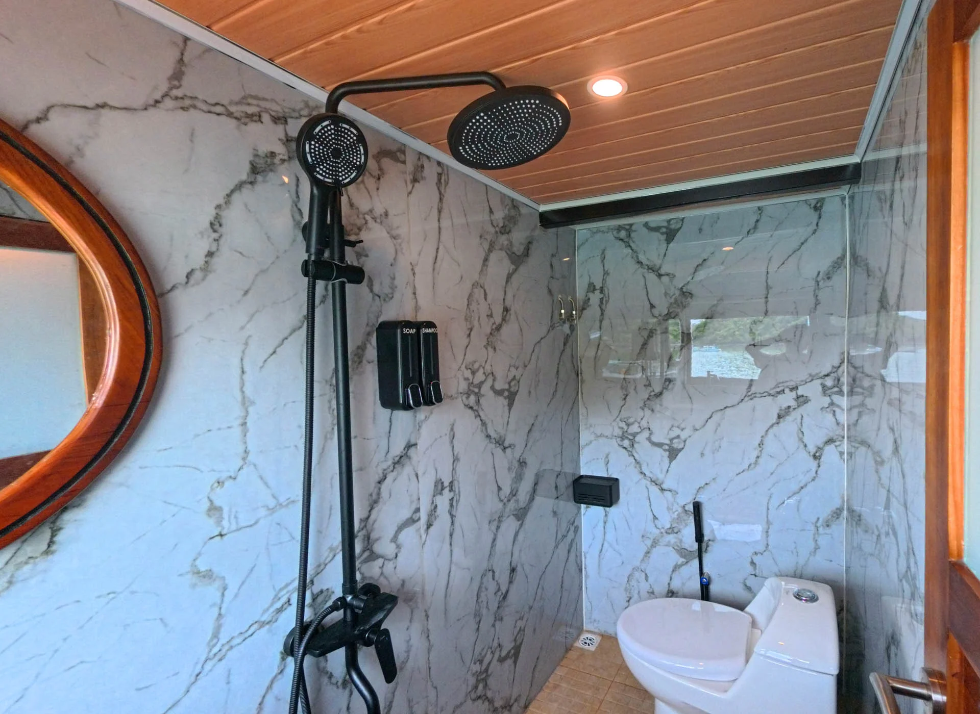 Arfisyana02-Deluxe Panoramic-Bathroom