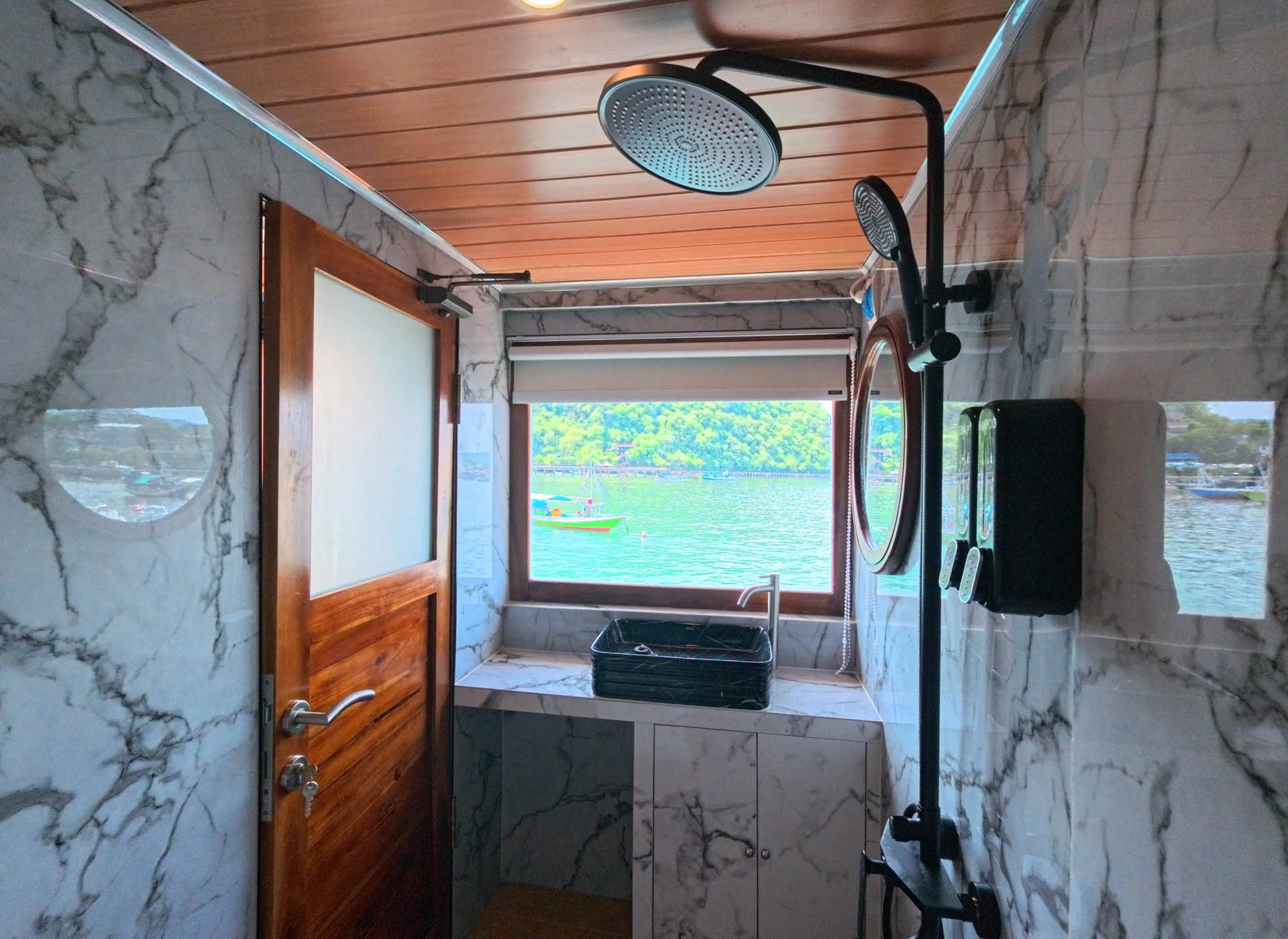 Arfisyana02-Deluxe Panoramic-Bathroom