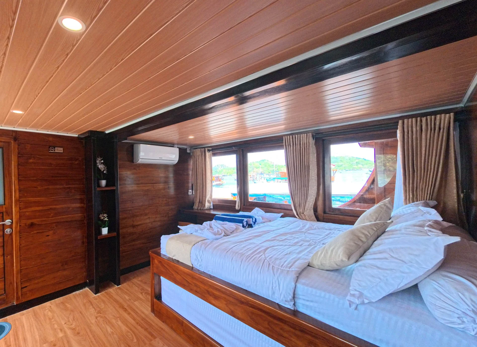 Arfisyana02-Deluxe Panoramic-Bedroom