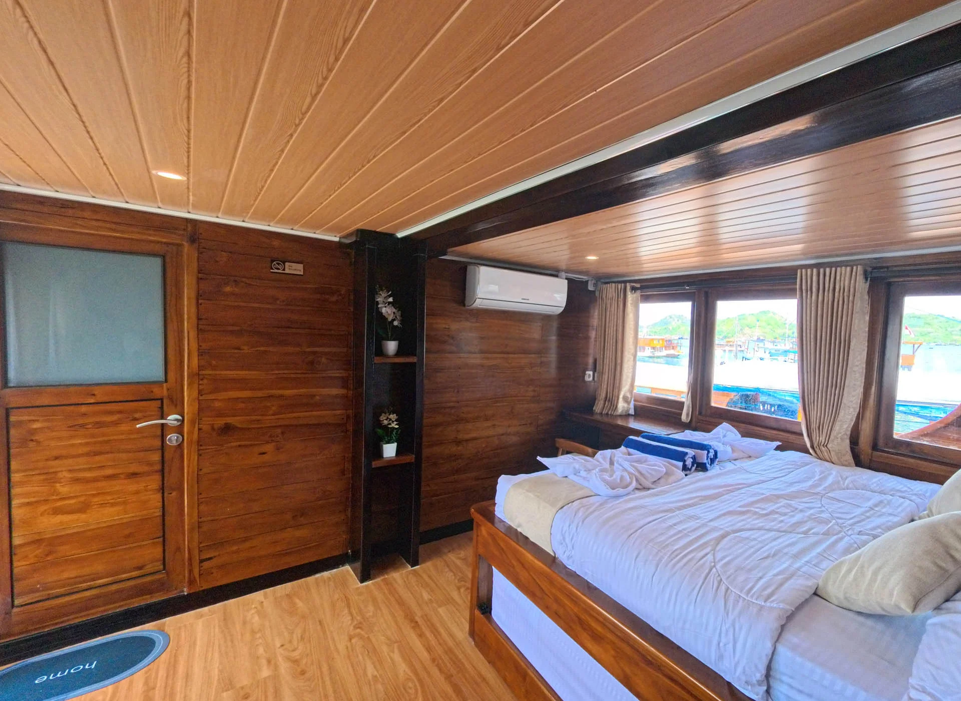 Arfisyana02-Deluxe Panoramic-Bedroom