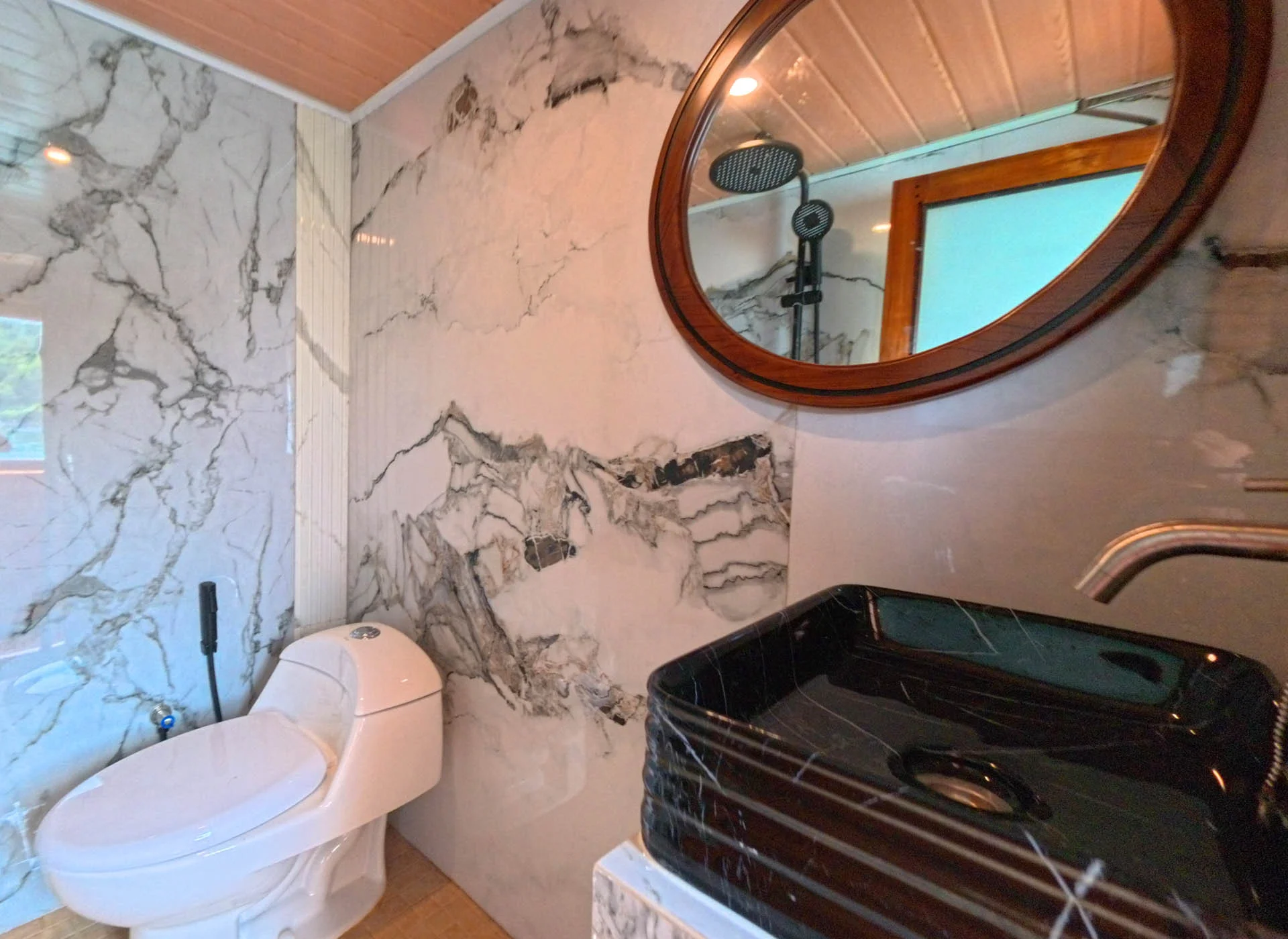 Arfisyana02-Suite Panoramic Balcony-Bathroom