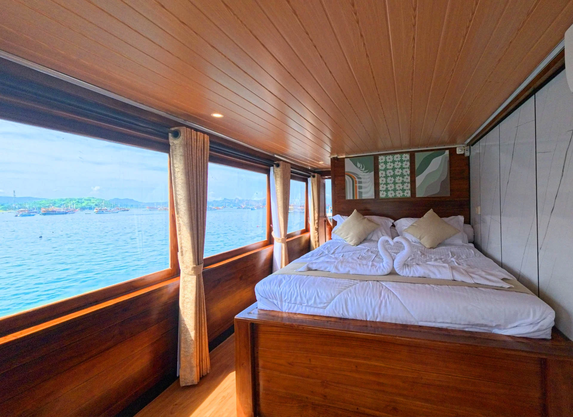 Arfisyana02-Suite Panoramic Balcony-Bedroom