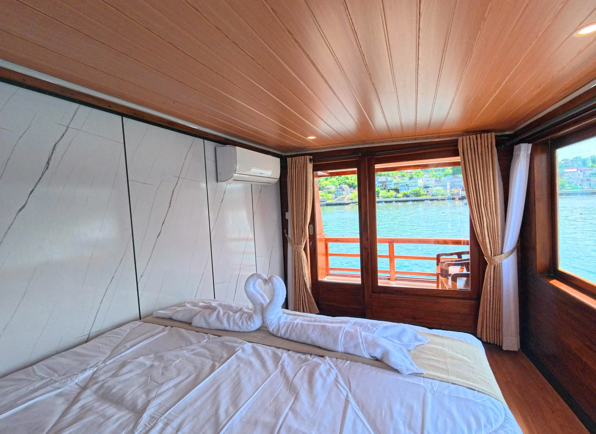 Arfisyana02-Suite Panoramic Balcony-Bedroom