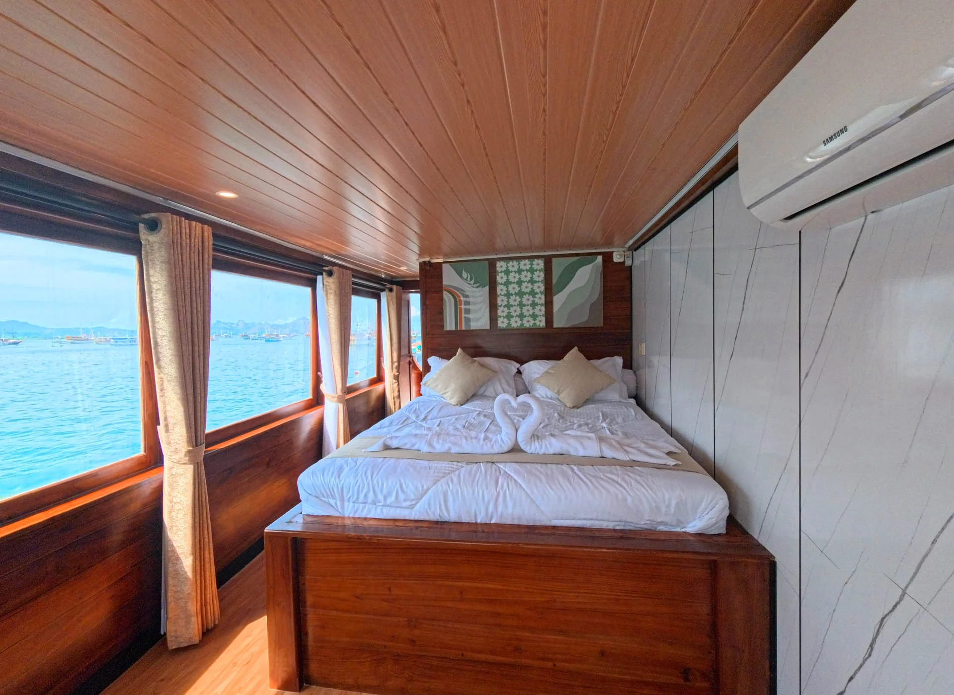 Arfisyana02-Suite Panoramic Balcony-Bedroom