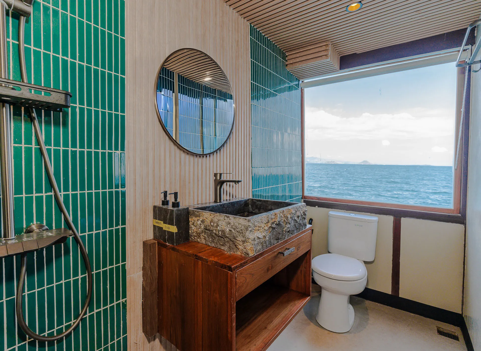 Marea-Deluxe Cabin-Bathroom