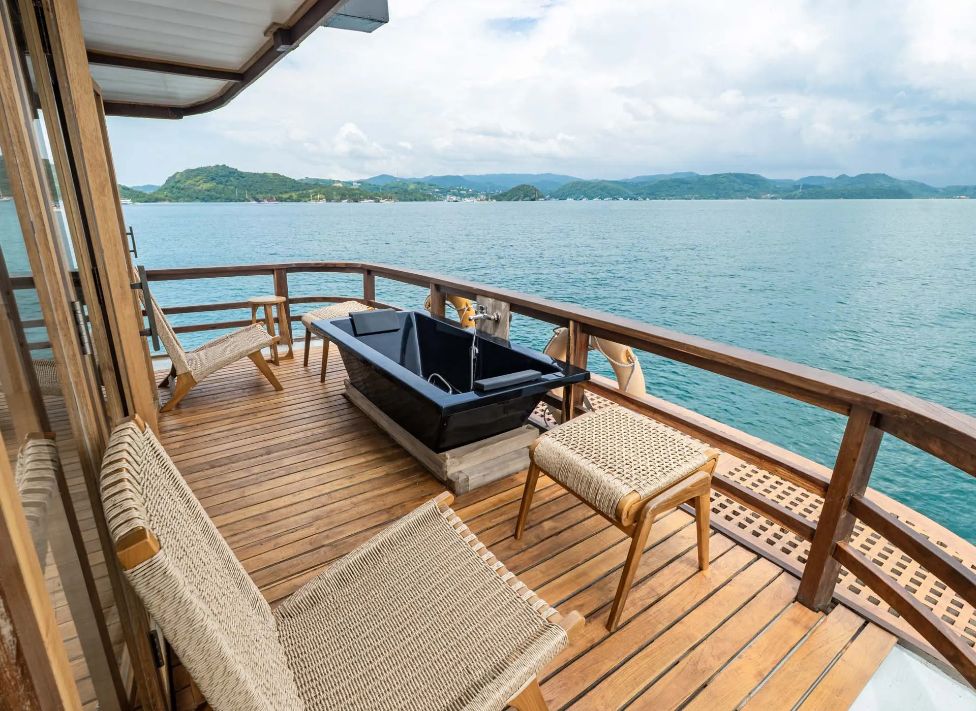 Marea-Royal Cabin- Balcony Jacuzzi