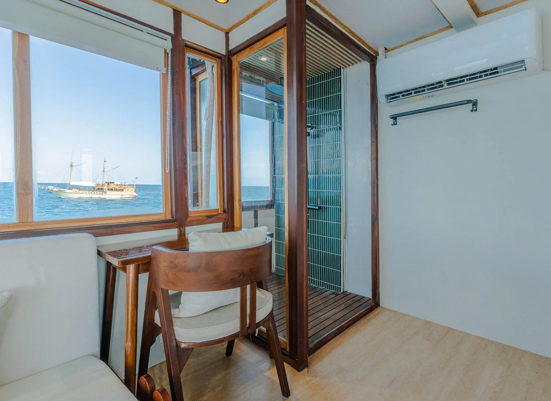 Marea-Royal Cabin-Bedroom