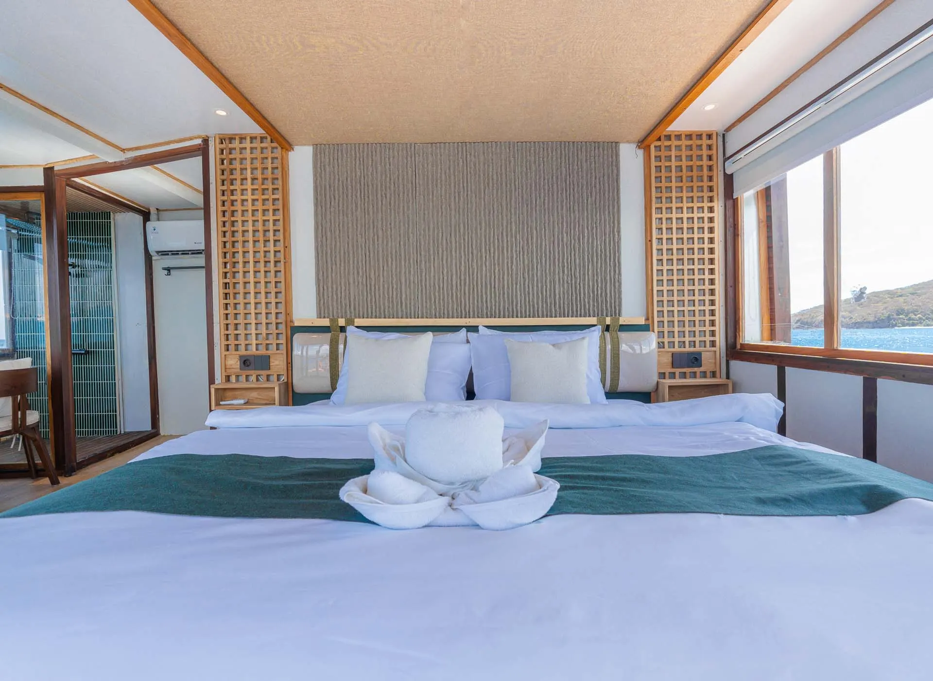 Marea-Royal Cabin-Bedroom