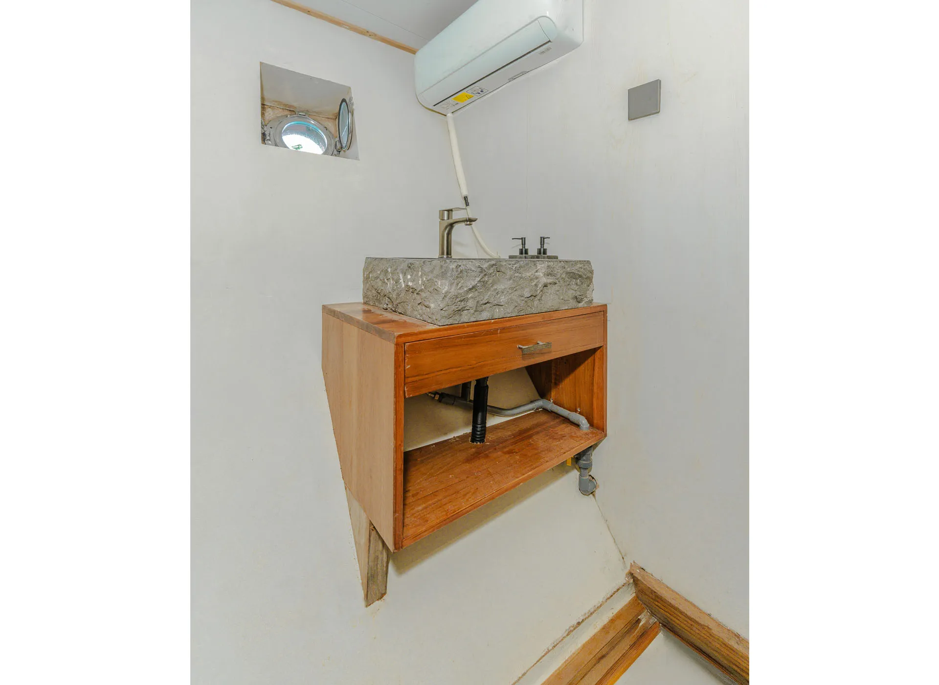 Marea-Superior Cabin-Bathroom 1